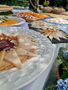 Mesa de quesos en las bodas del hotel rural A Velha Fábrica Sierra de Gata