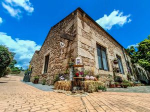 Fachada del hotel rural A Velha Fábrica decorada para boda en Sierra de Gata