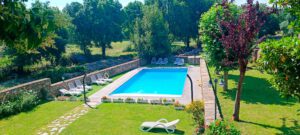 Piscina de agua salada del hotel rural A Velha Fábrica en Sierra de Gata