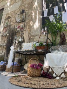 Detalle de la decoración exterior en una boda del hotel rural A Velha Fábrica Sierra de Gata
