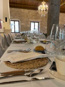 Detalle de la mesa del banquete en una boda del hotel rural A Velha Fábrica Sierra de Gata