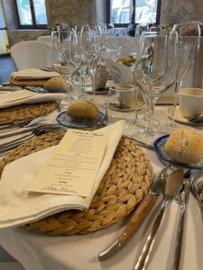 Detalle de la mesa del banquete en una boda del hotel rural A Velha Fábrica Sierra de Gata