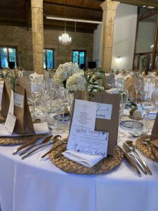 Detalle de la mesa del banquete en una boda del hotel rural A Velha Fábrica Sierra de Gata
